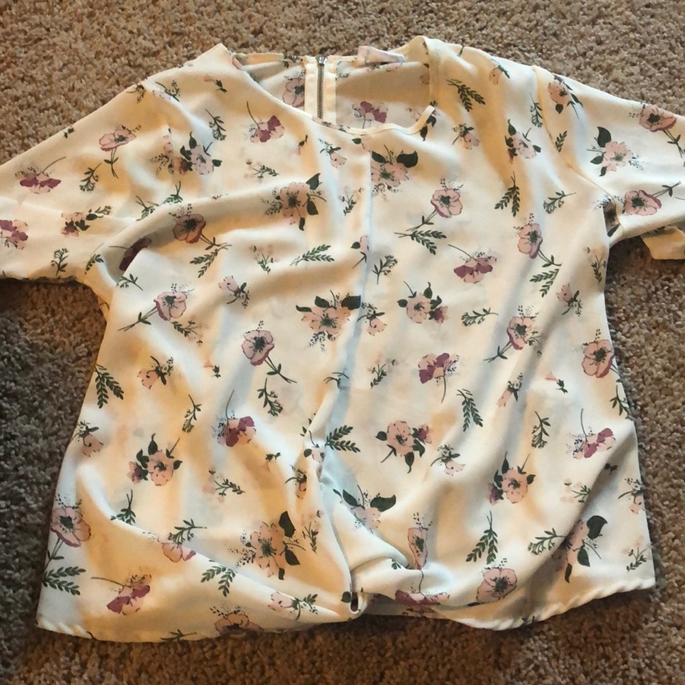 Floral short sleeve blouse.